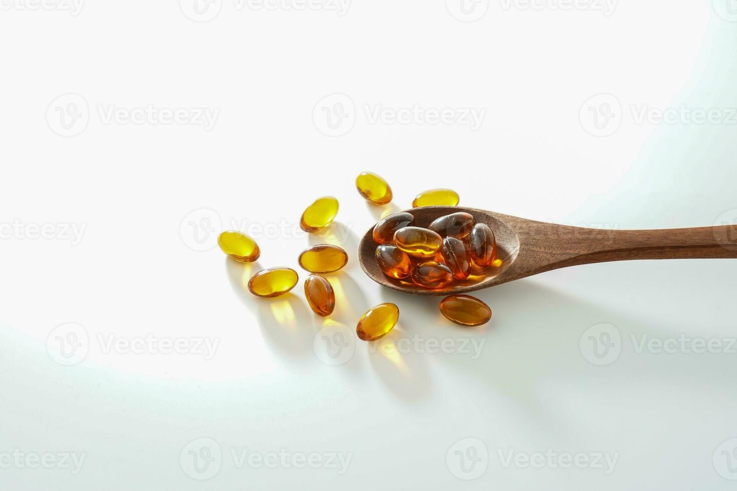 softgel en un cuchara, cerca arriba de petróleo lleno cápsulas, adecuado para presentación comida suplementos, pescado aceite, omega 3, omega 6, omega 9, vitamina a, vitamina d, vitamina d3, vitamina mi, noche primavera aceite, foto