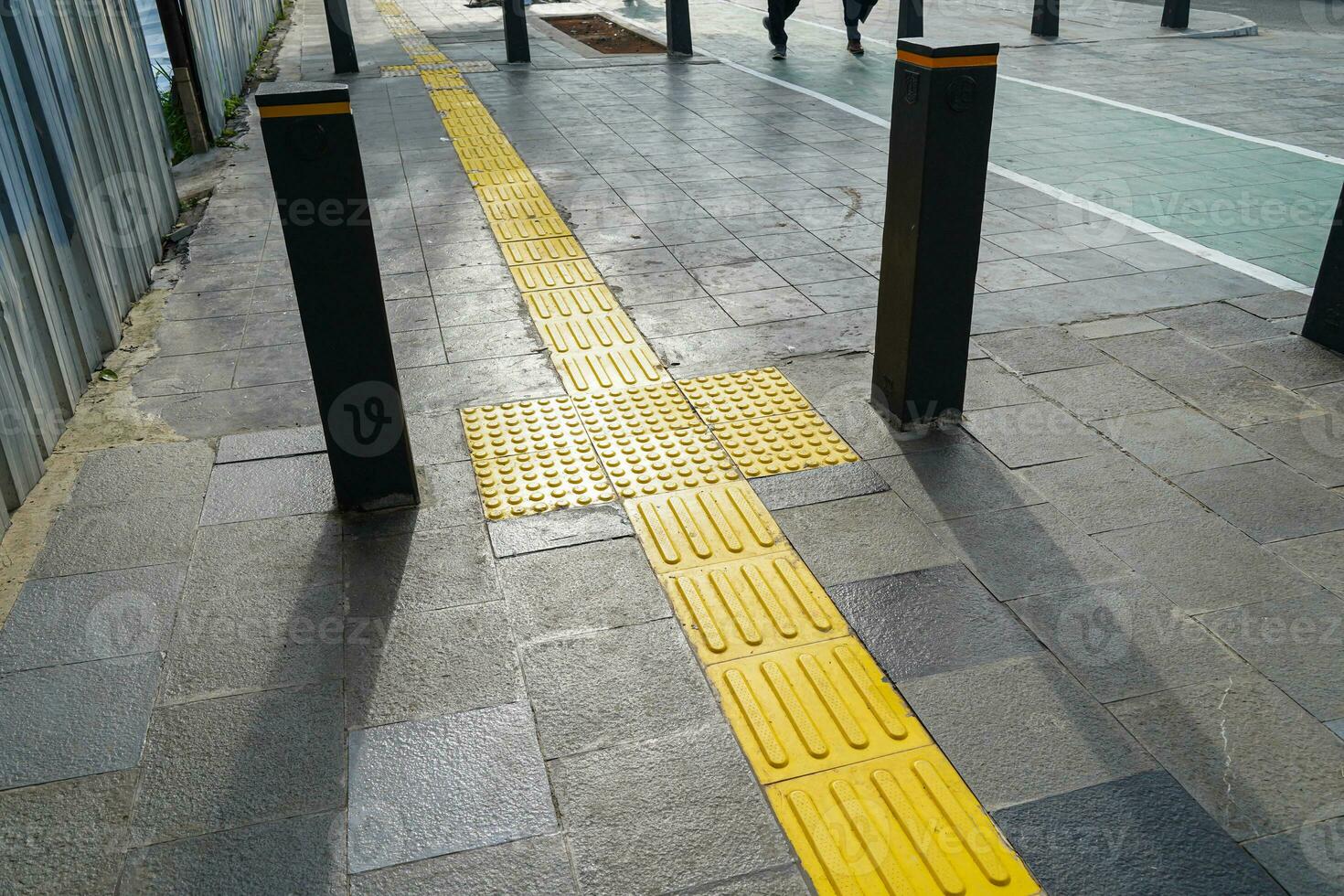 peatonal caminos, braille bloquear en táctil pavimentación para el ciego minusválido en embaldosado caminos, rutas para el ciego. foto