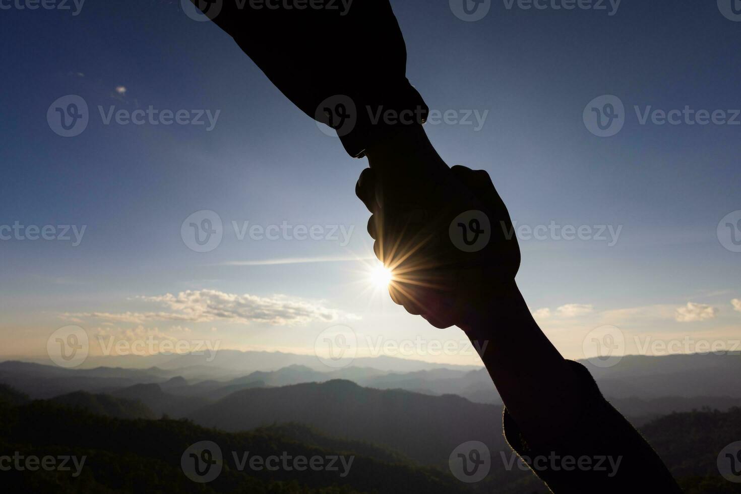 silueta de ayudando mano y esperanza concepto y internacional día de paz.cómo lata yo ayuda usted foto