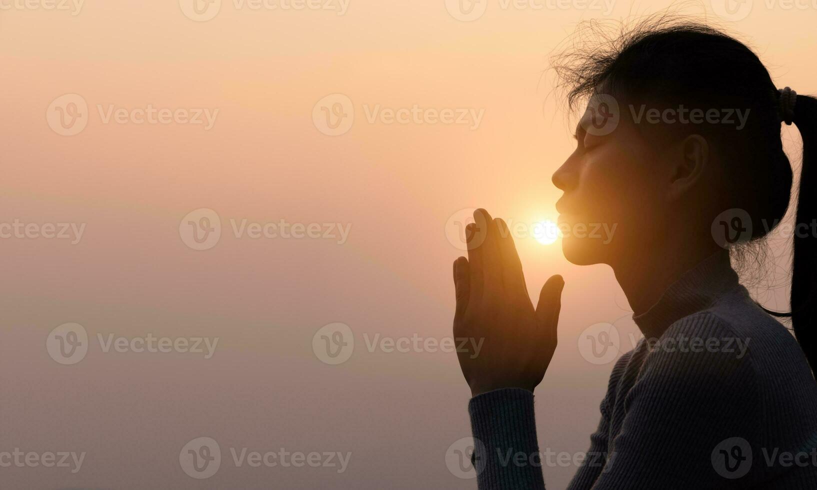 mujer rezando las manos con fe en la religión y la creencia en dios en el fondo del amanecer de la mañana. namaste o namaskar gesto de manos, respeto, posición de oración. foto