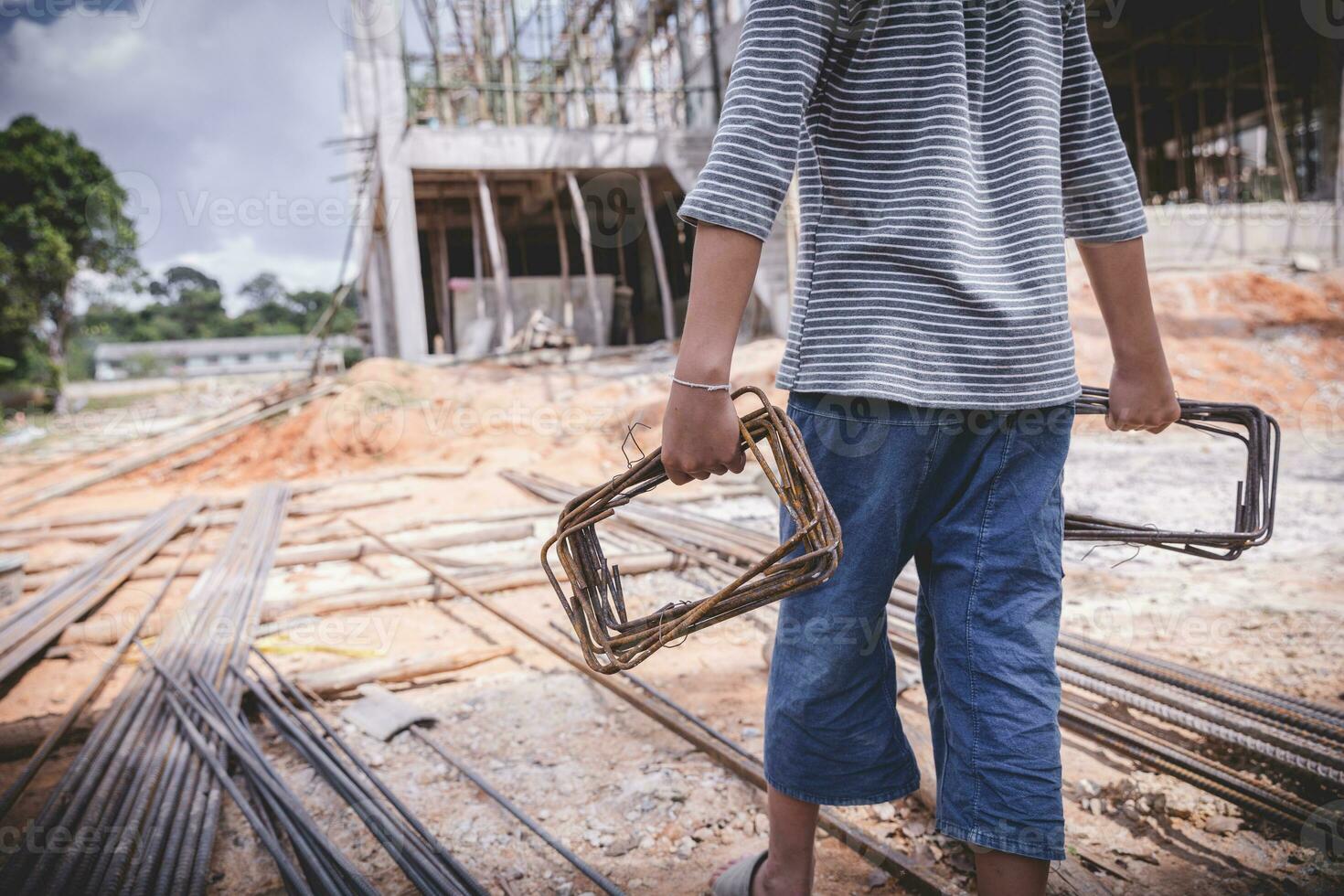 los niños pobres se ven obligados a trabajar en la construcción, la violencia infantil y el concepto de trata, contra el trabajo infantil, el día de los derechos el 10 de diciembre. foto