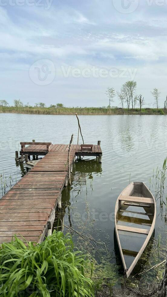 muelle y barco en el lago. foto