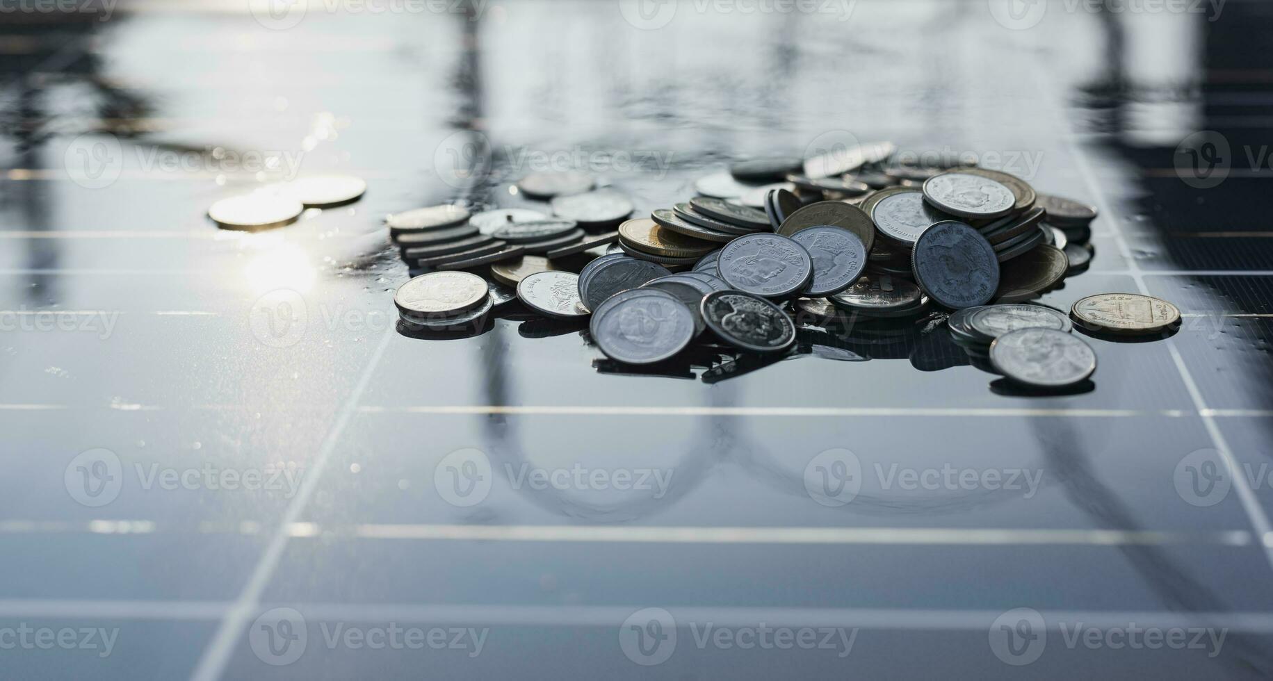 plata monedas en el solar panel ayuda Tienda solar energía. foto