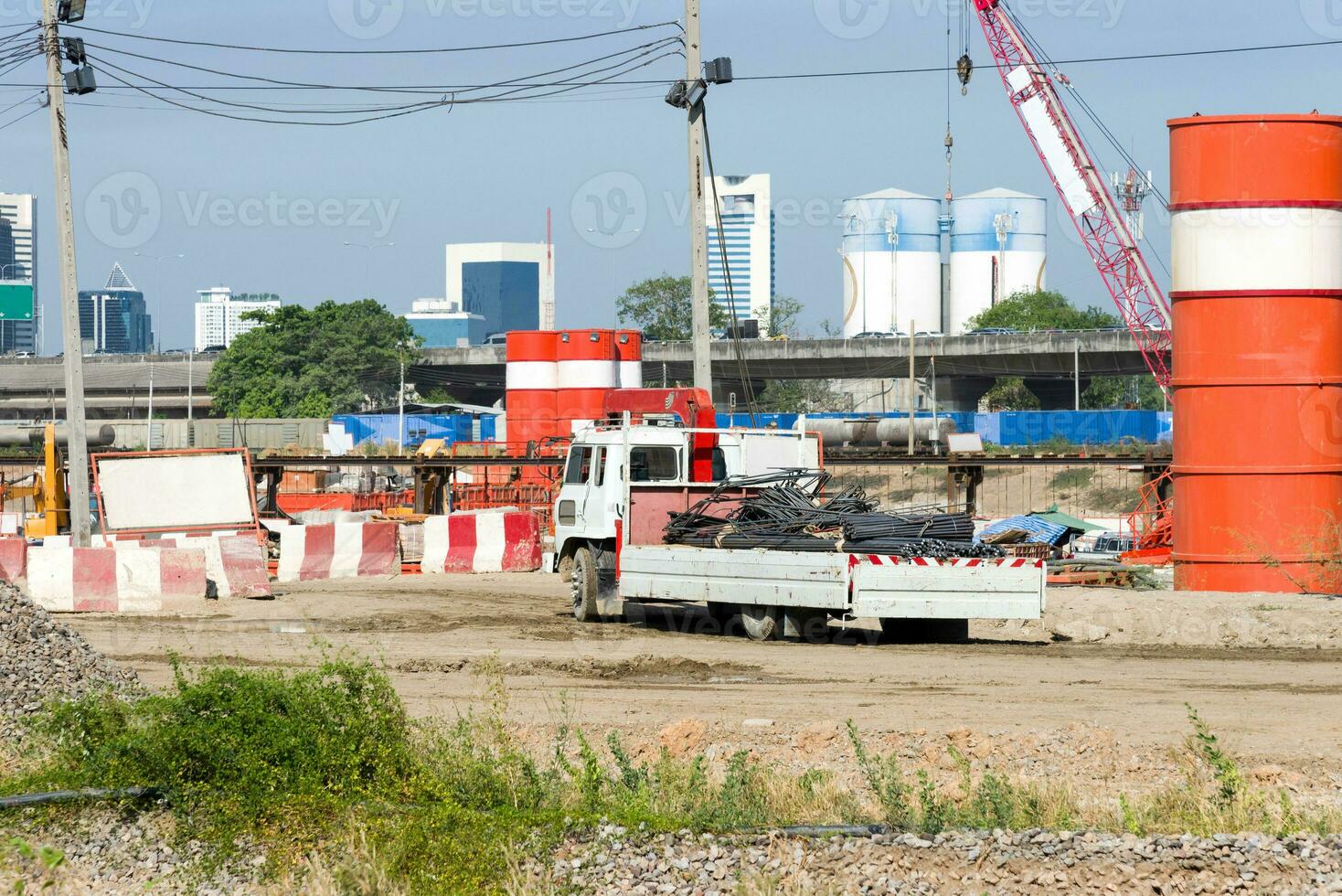 un pequeño camión es transportar el varilla a el construcción sitio. foto
