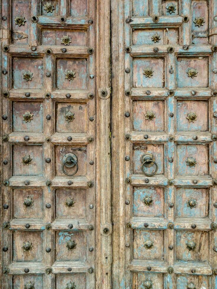 el antiguo latón puerta mando en el grande de madera portón en el chino estilo. foto