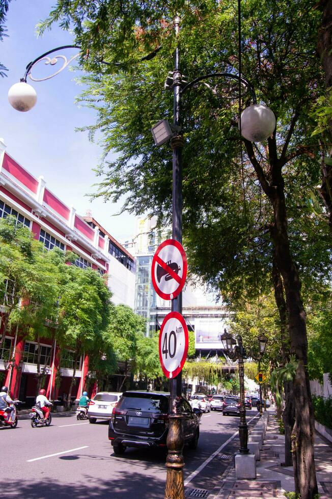 Surabaya, Indonesia, 2023 - ver de el borde del camino con la carretera señales desplegado foto