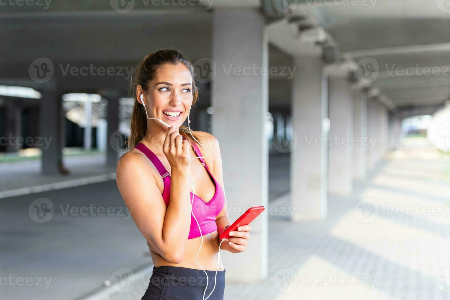 joven hermosa mujer correr, aptitud atuendo, escuchando a música en auriculares, teléfono inteligente, mar amanecer, flaco Perfecto Delgado cuerpo, sano vivo estilo de vida, verano, sonriente, contento foto