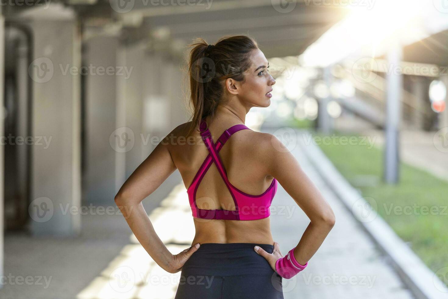 Una Chica En Forma Con Ropa Deportiva Gris Colocando El Pulsómetro En Su  Brazo Fotos, retratos, imágenes y fotografía de archivo libres de derecho.  Image 172050671, pulsometro brazo