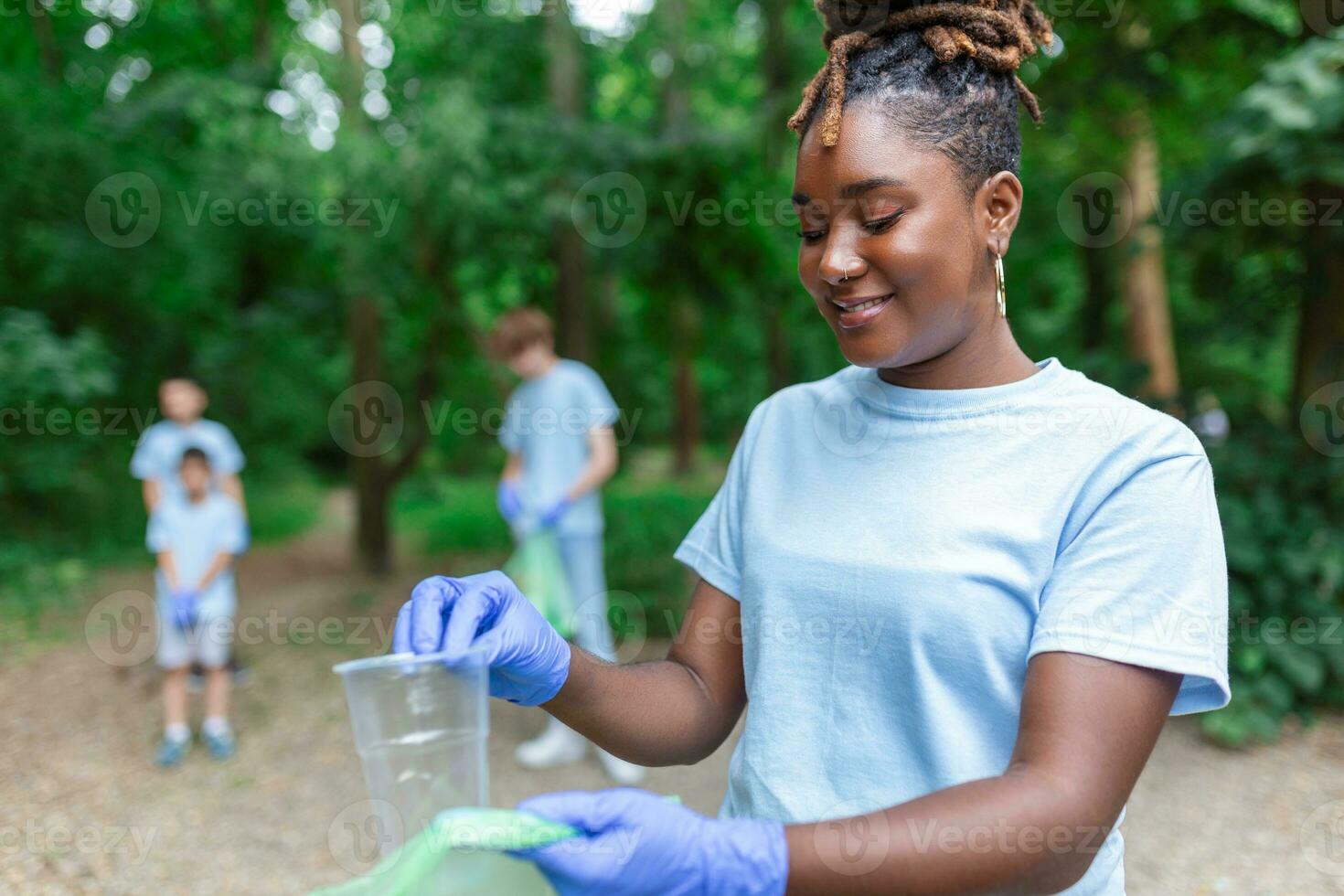 voluntarios coleccionar basura desde parque, ambiental conciencia es importante a salvar nuestra planeta foto