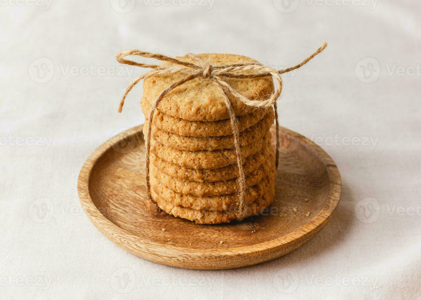 galletas de avena en un plato de madera foto