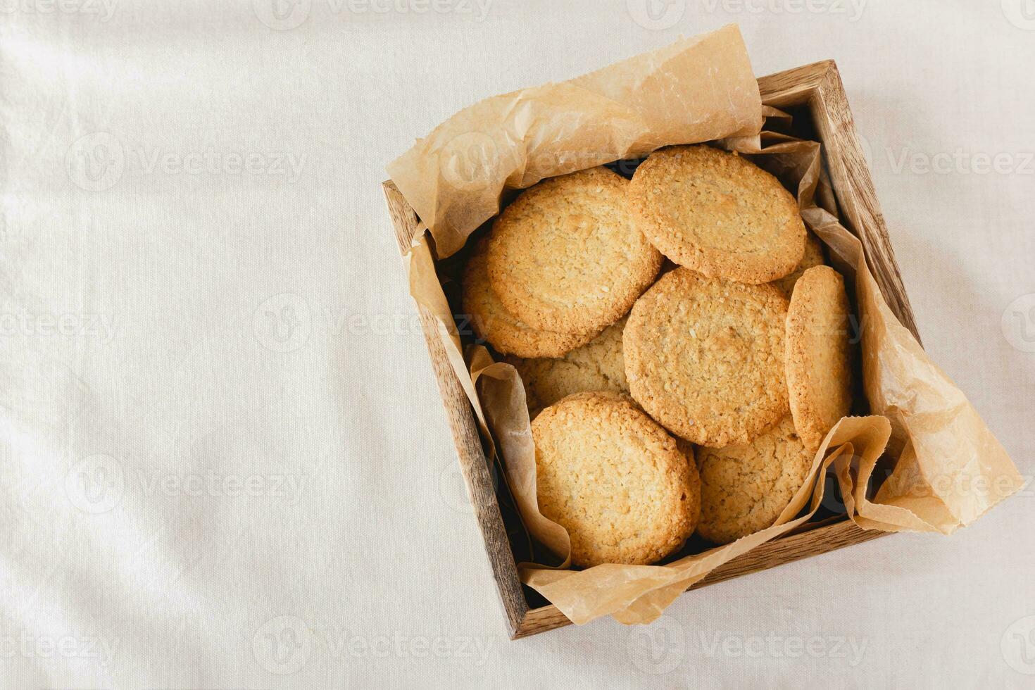 harina de avena galletas en un de madera caja foto