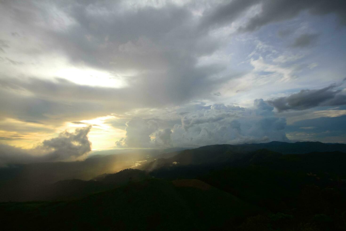 destino y paraíso de dorado amanecer y puesta de sol brillante a el niebla y niebla en el selva en el Valle montaña. aéreo ver de lluvioso temporada en el tropical selva en tailandia foto