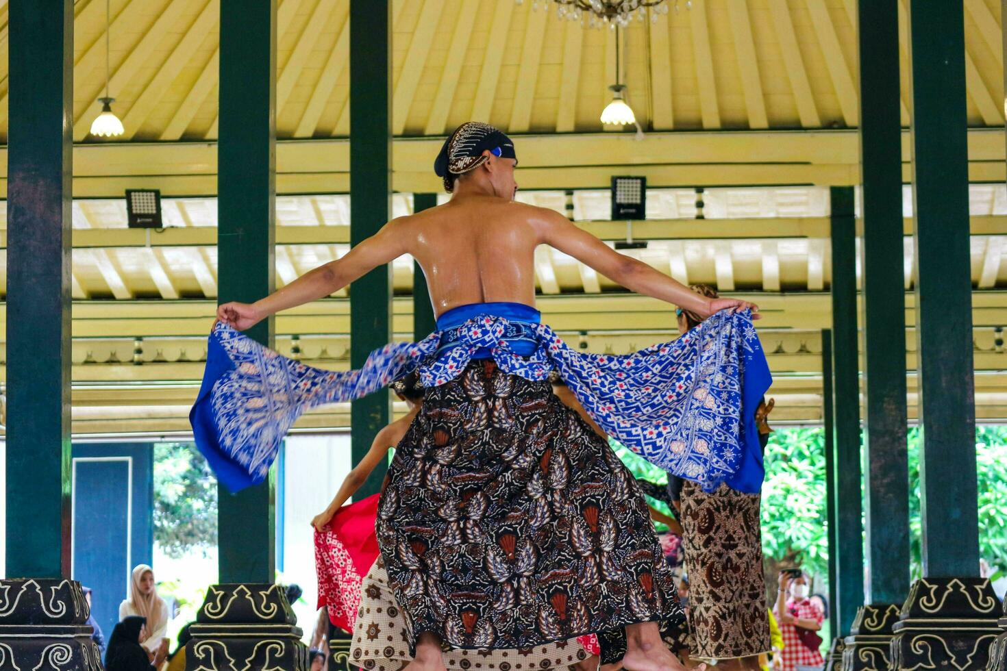 yogyakarta, Indonesia en octubre 2022. abdi dalem mataya, cortesanos de el yogyakarta palacio quien son bailarines t foto