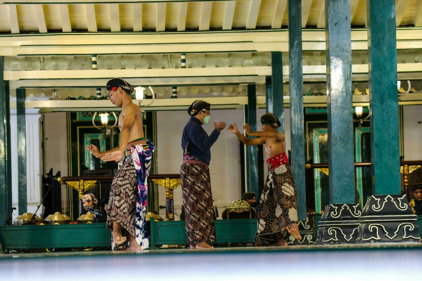 yogyakarta, Indonesia en octubre 2022. abdi dalem mataya, cortesanos de el yogyakarta palacio quien son bailarines t foto