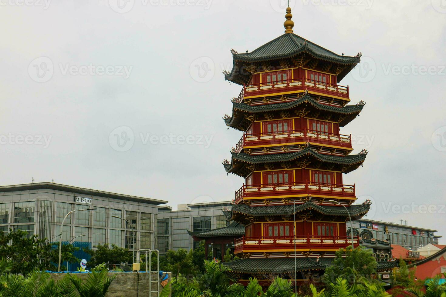 la pagoda está en medio del barrio chino pik pantjoran, pantai indah kapuk. foto