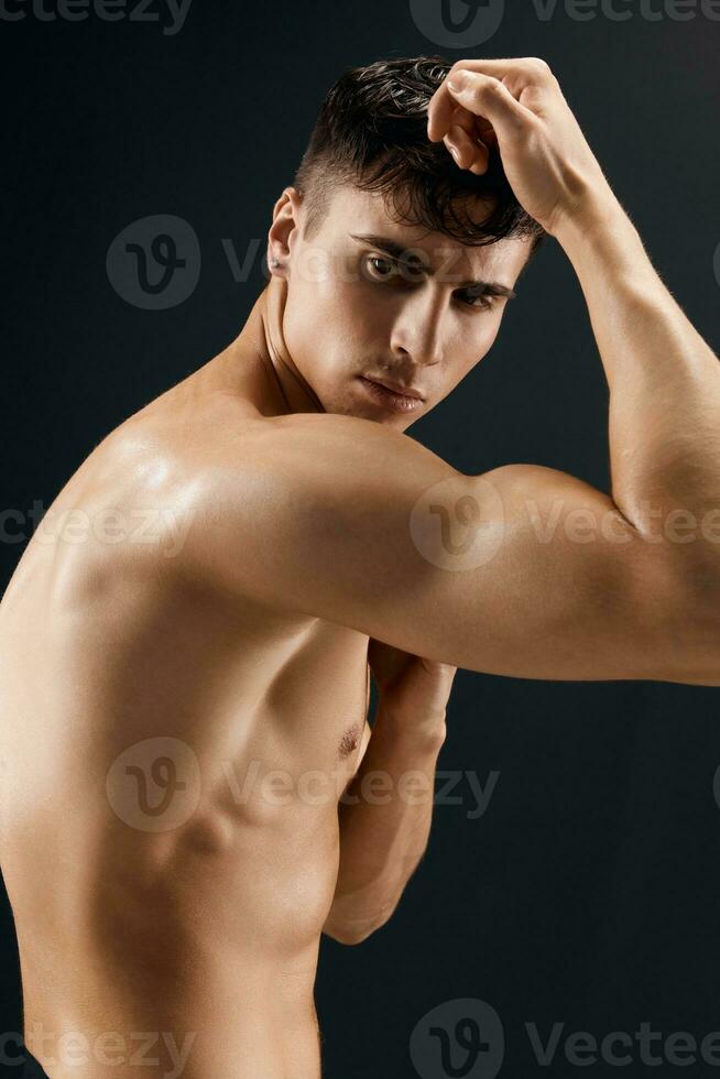 atlético masculino con un muscular top-less carrocero foto