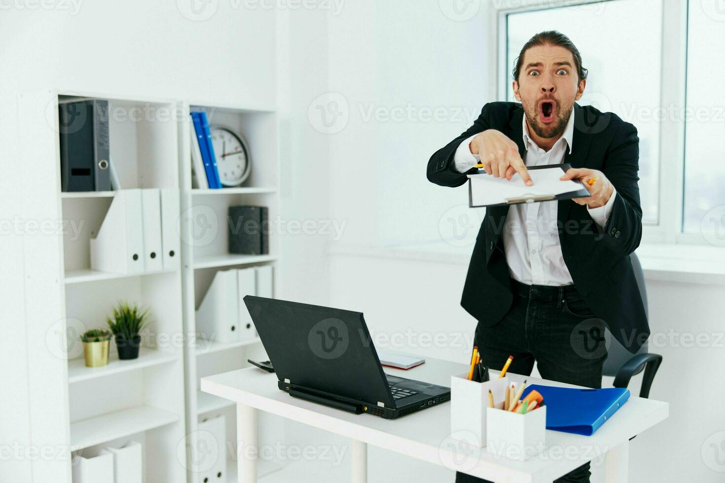 manager workflow in the office documents emotions Lifestyle photo