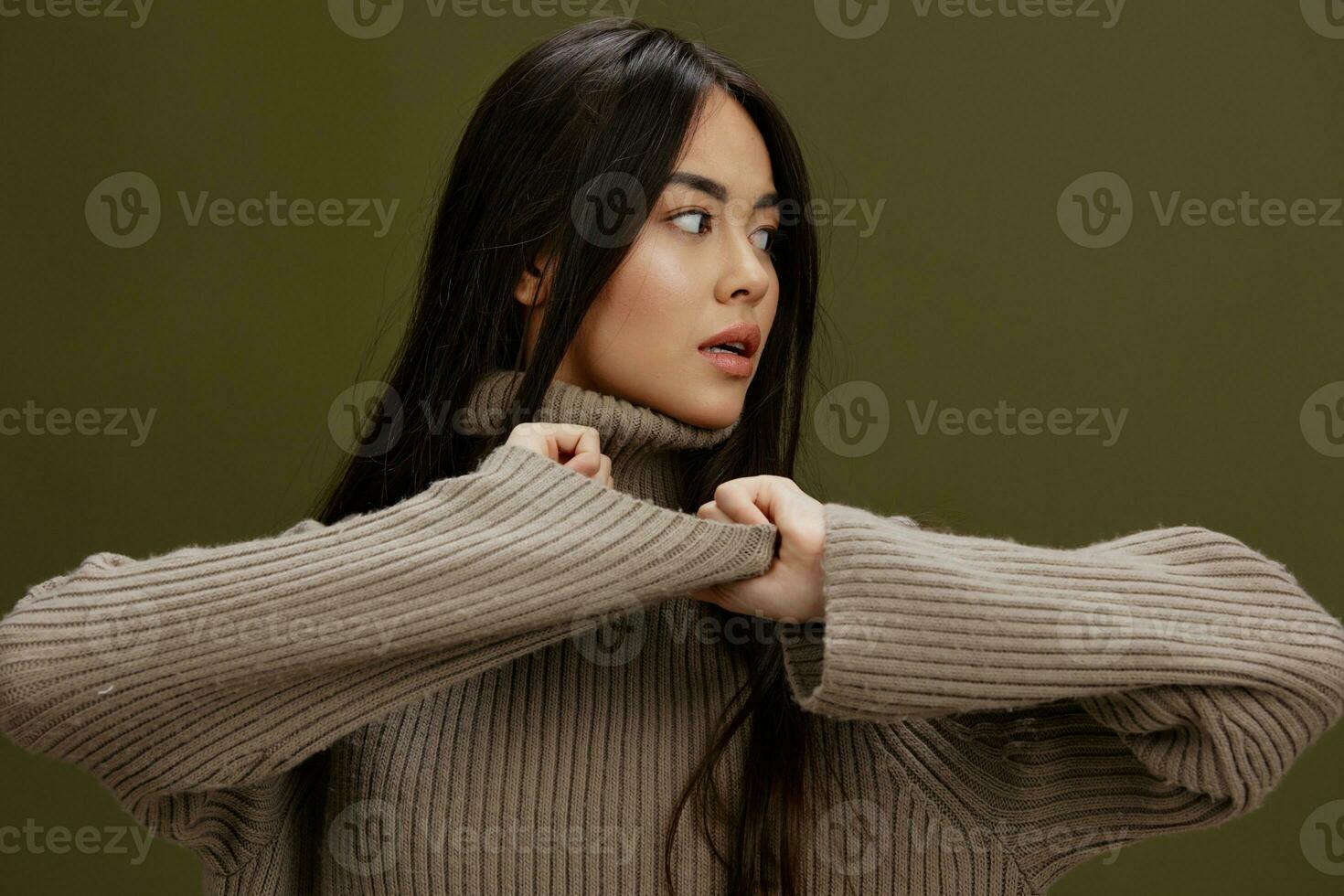 bonito mujer en invierno suéter Moda productos cosméticos ropa verde antecedentes foto