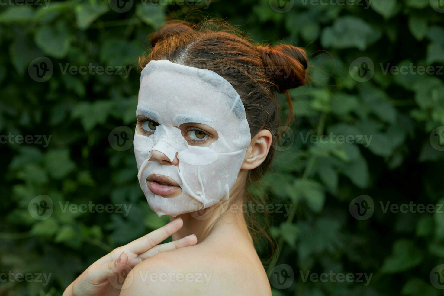 bonito niña blanco máscara sostiene mano cerca cuello lado ver piel cuidado foto