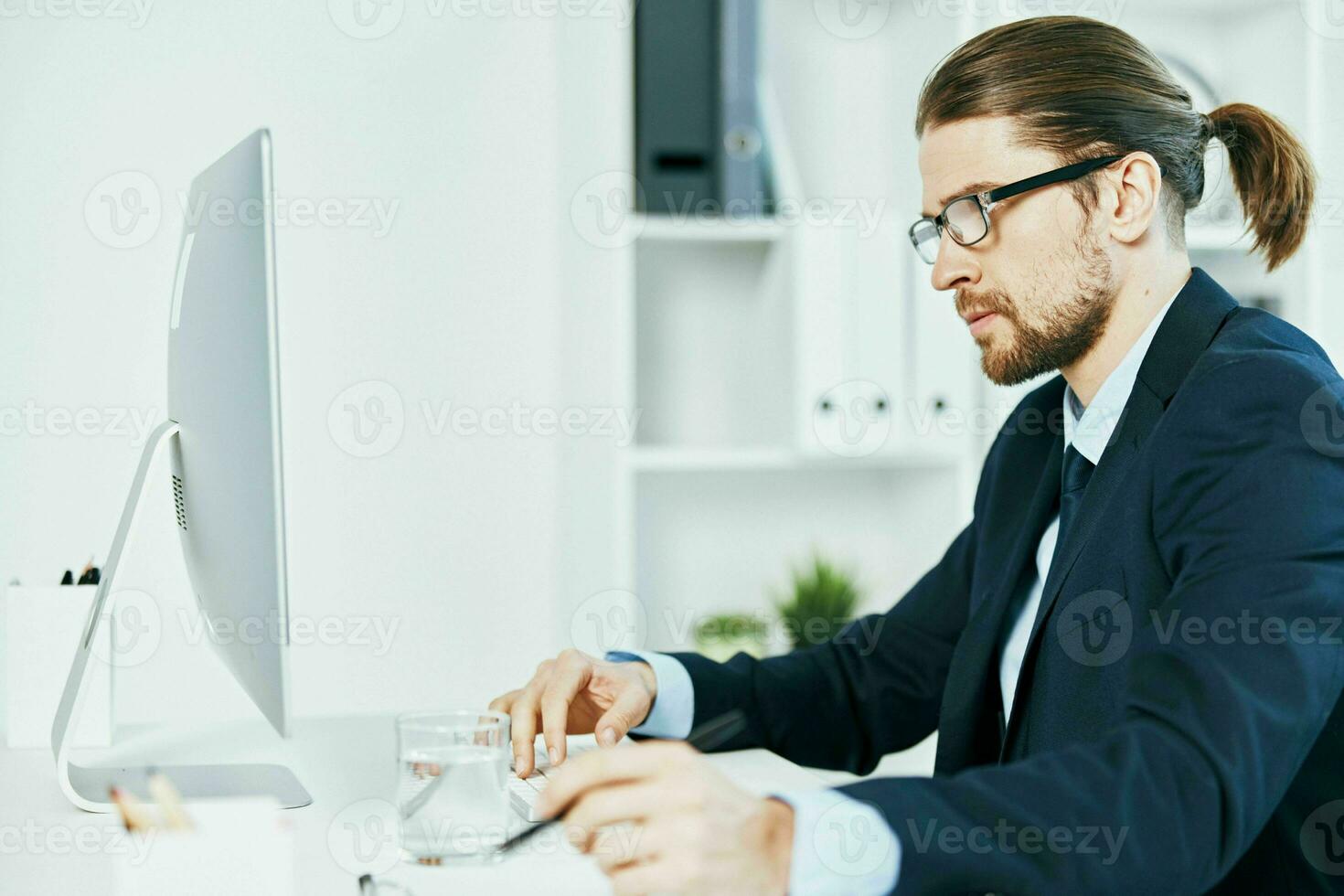 negocio hombre sentado a su escritorio computadora oficina oficial foto