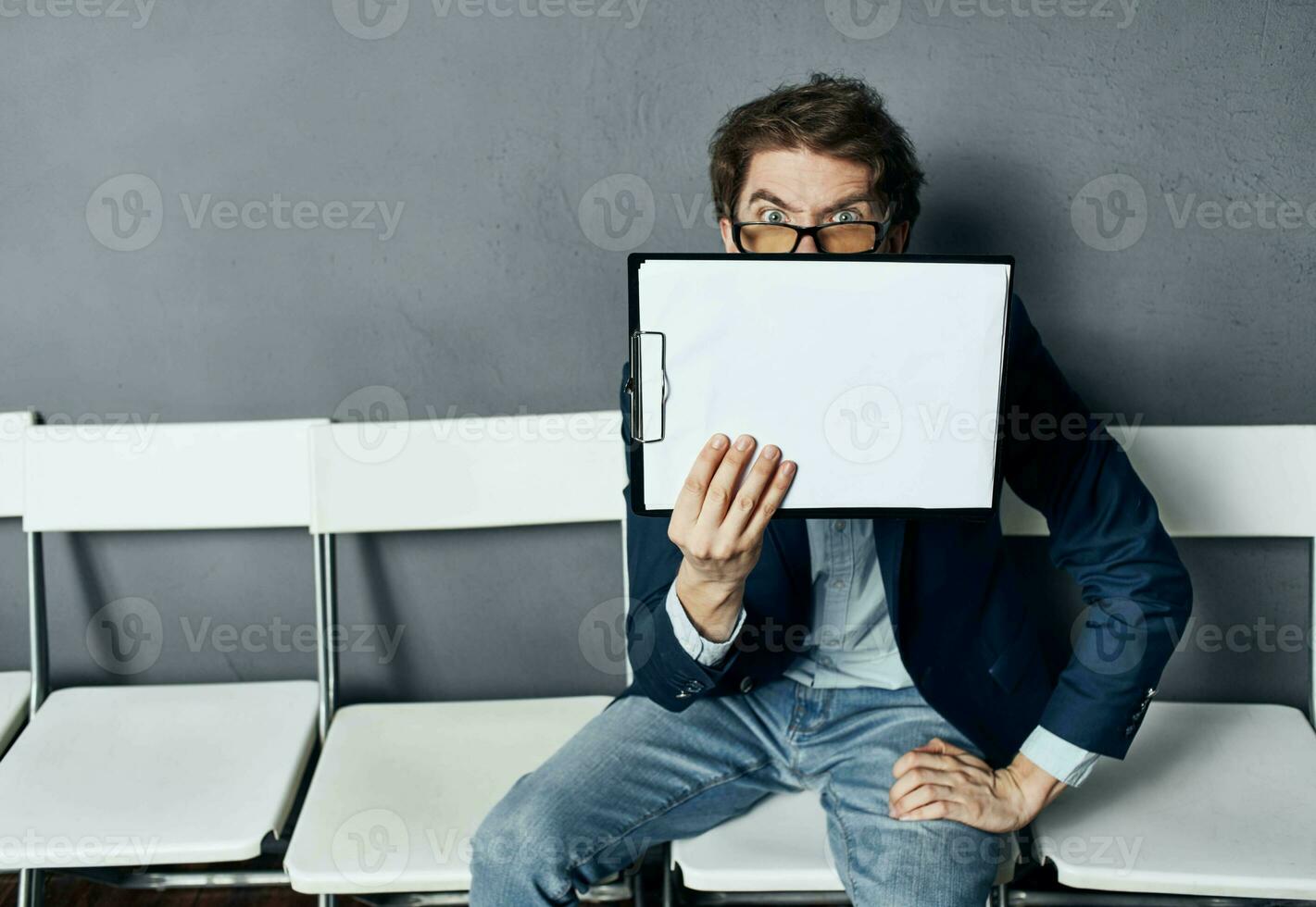 un hombre con un caja se sienta en un silla con cosas documentos despido foto