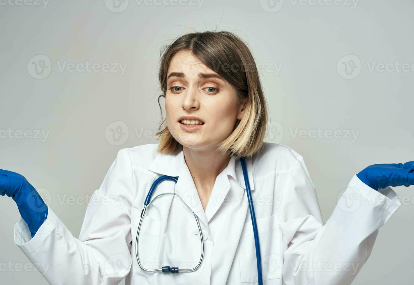 mujer médico en un médico vestido azul guantes estetoscopio trabajo un  enfermero 23757678 Foto de stock en Vecteezy