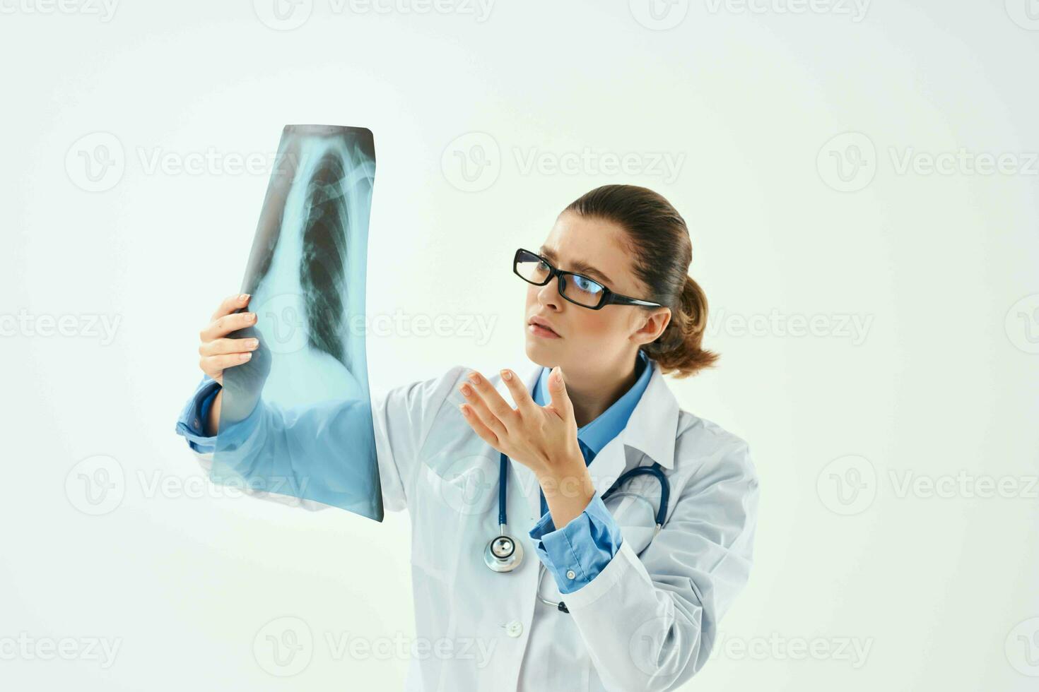 hembra médico en blanco Saco radiografía investigación foto