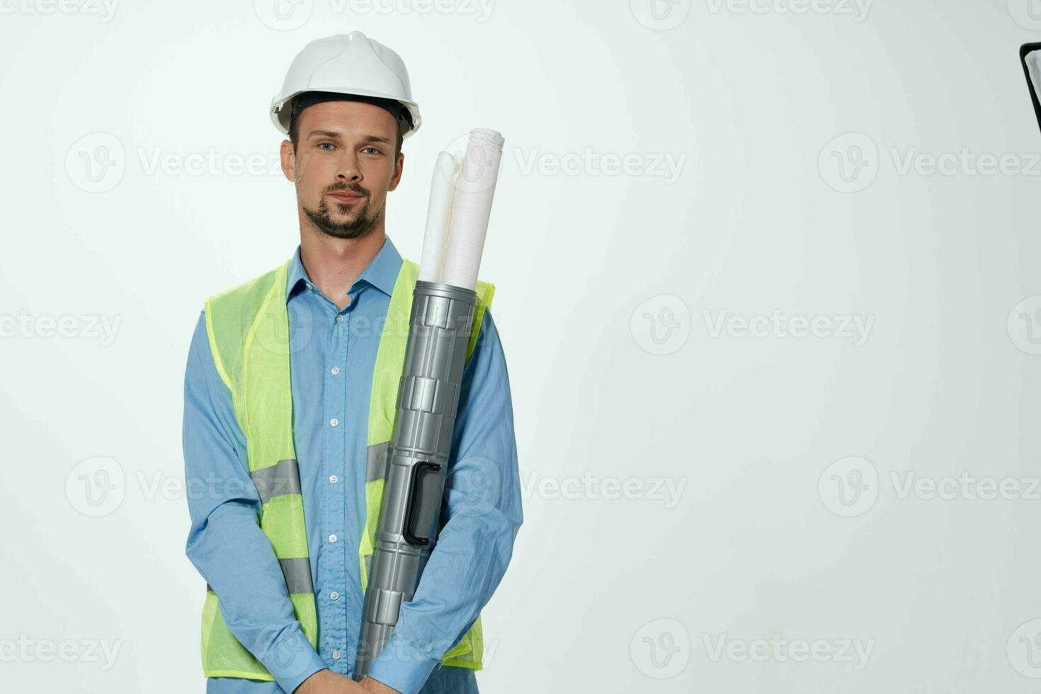 hombre reflexivo chaleco ingeniero ligero antecedentes foto