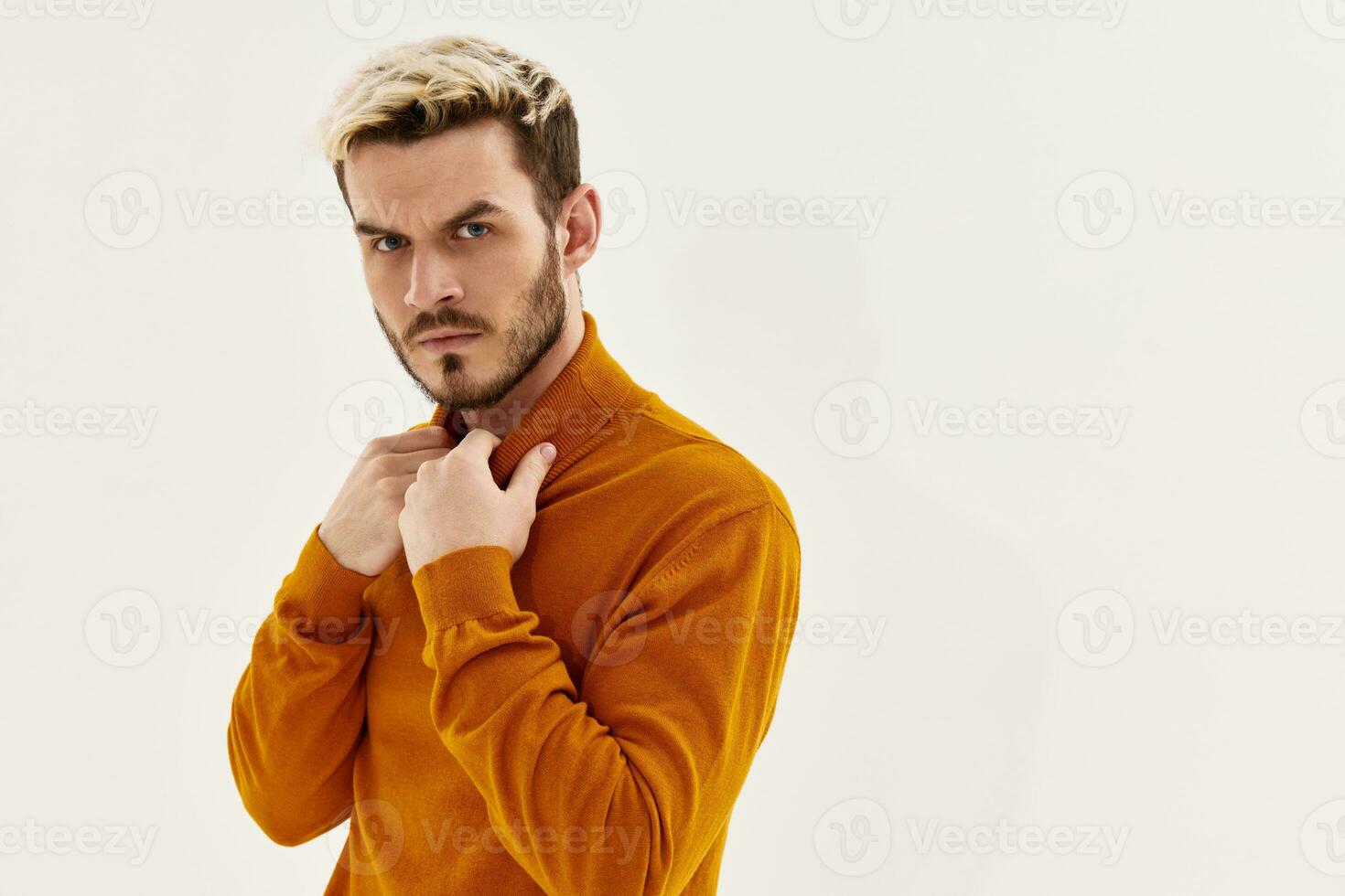 hermoso hombre con grave expresión Moda ropa estilo de vida foto