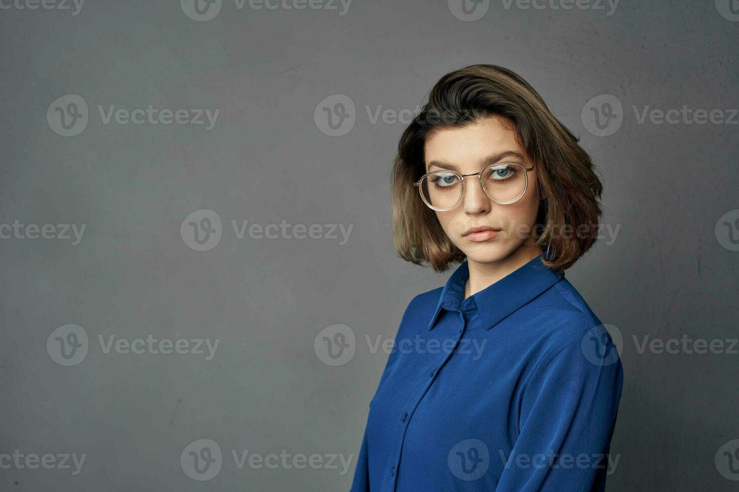 bonito mujer glamour azul camisa Moda elegante estilo foto