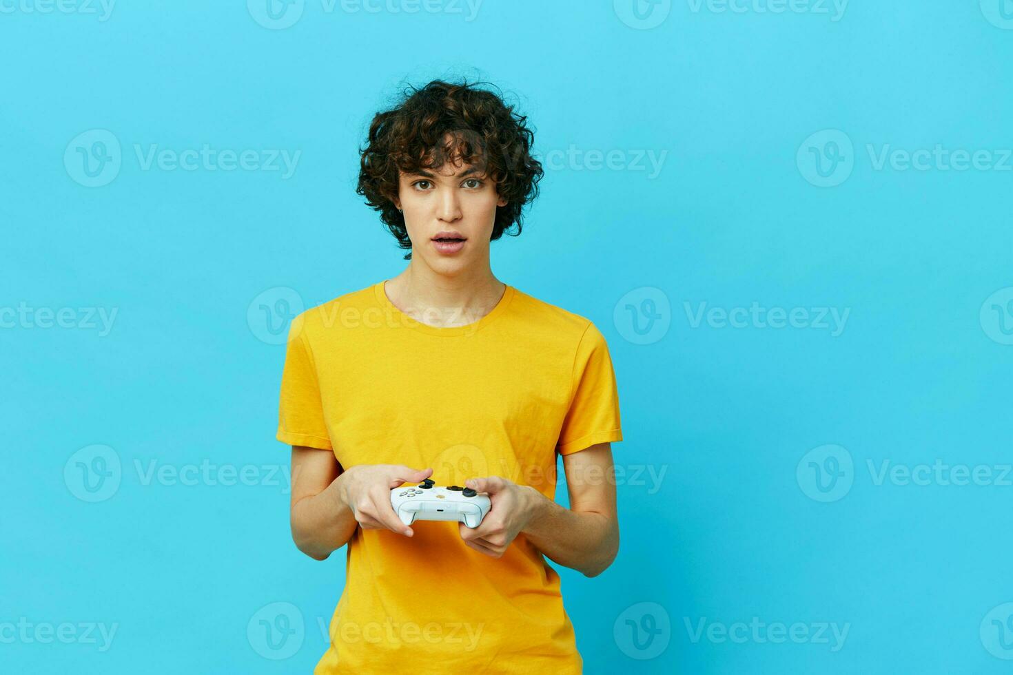 hombre amarillo camiseta con palanca de mando vídeo juegos tecnologías foto