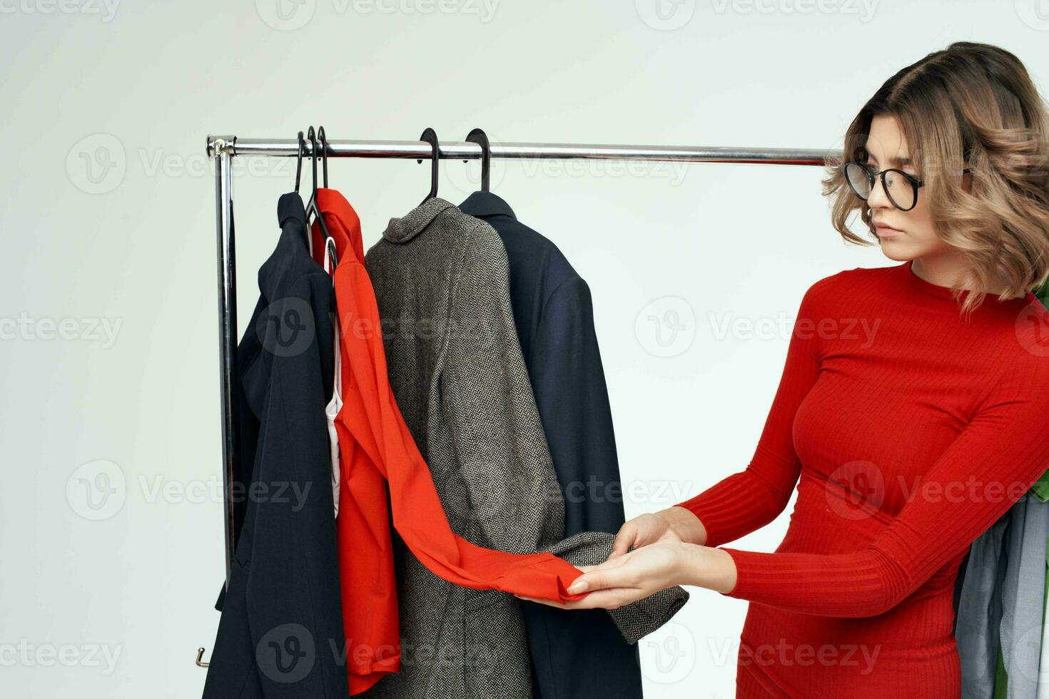 bonito mujer en un rojo chaqueta cerca el guardarropa Al por menor emociones foto