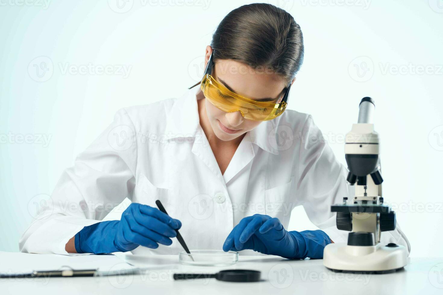 mujer en blanco Saco laboratorio microscopio investigación biotecnología foto