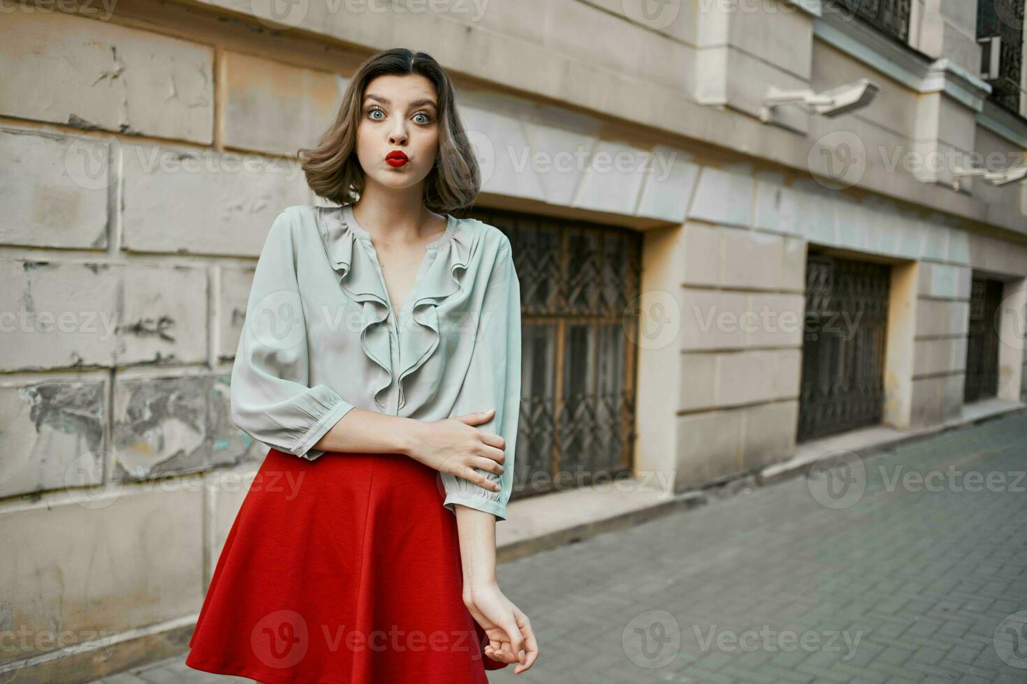 mujer al aire libre en rojo falda al aire libre estilo de vida foto