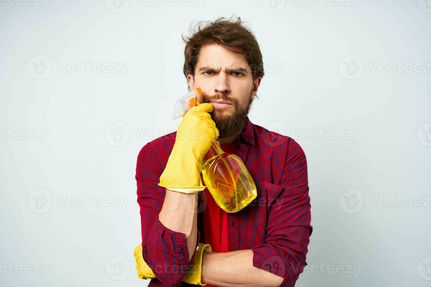 emocional hombre vistiendo caucho guantes detergente deberes estilo de vida profesional foto