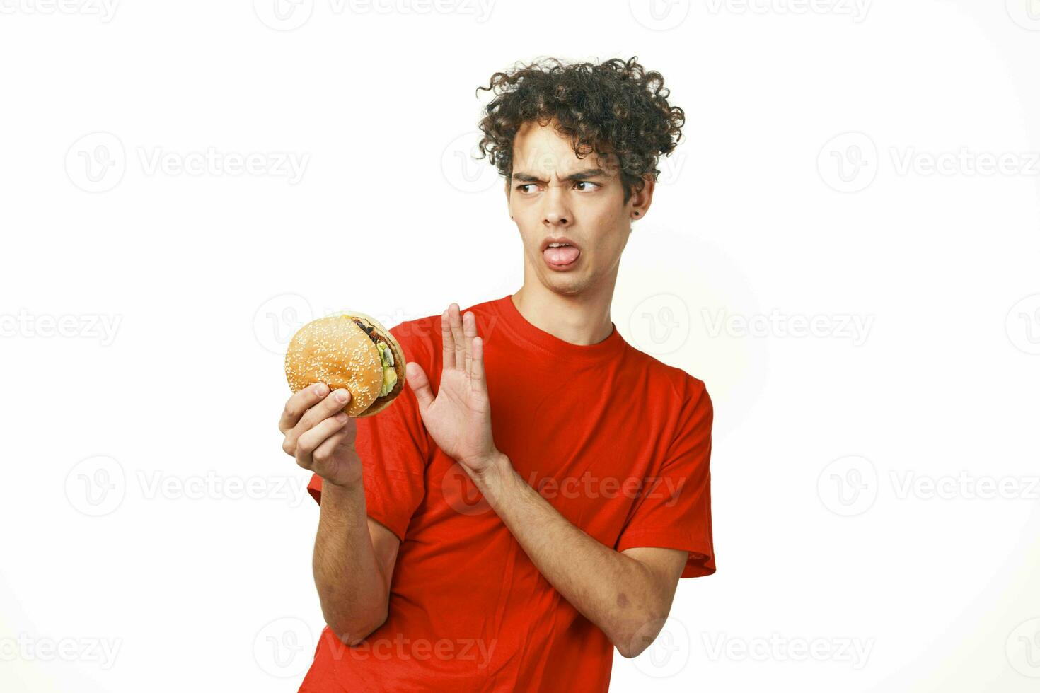 alegre Rizado hamburguesa chico participación un rojo camiseta estilo de vida foto