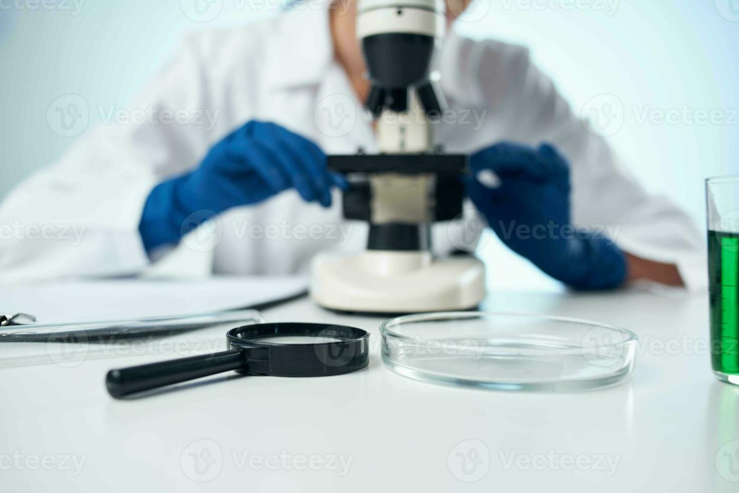 mujer científico laboratorio microscopio investigación biotecnología foto