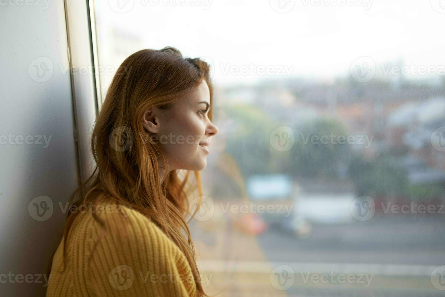 hermosa mujer en un amarillo suéter a hogar foto