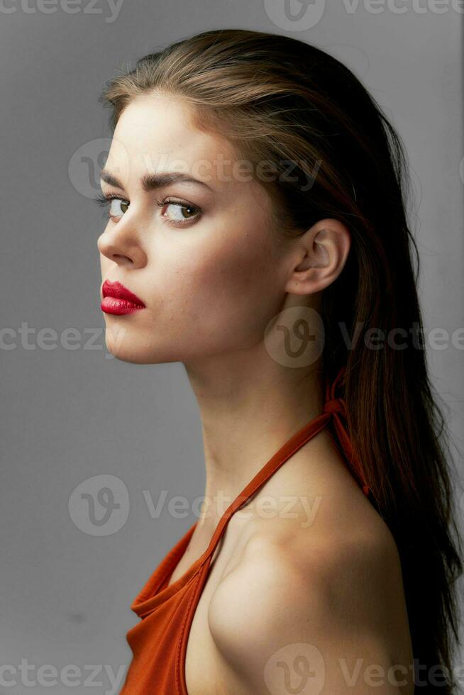 hermosa mujer rojo labios rojo vestir glamour de cerca foto