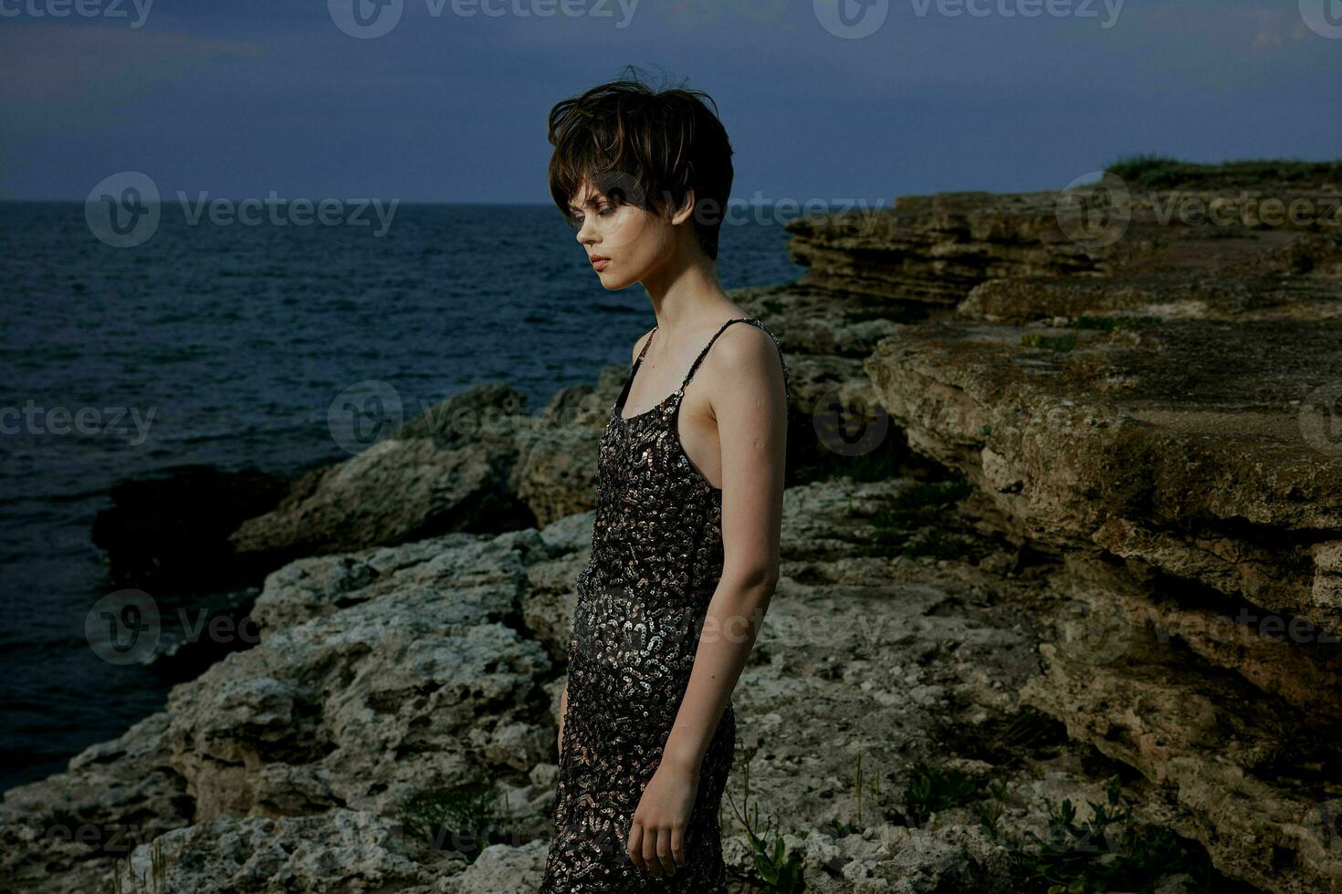 hermosa mujer en vestir en naturaleza rocas paisaje al aire libre foto