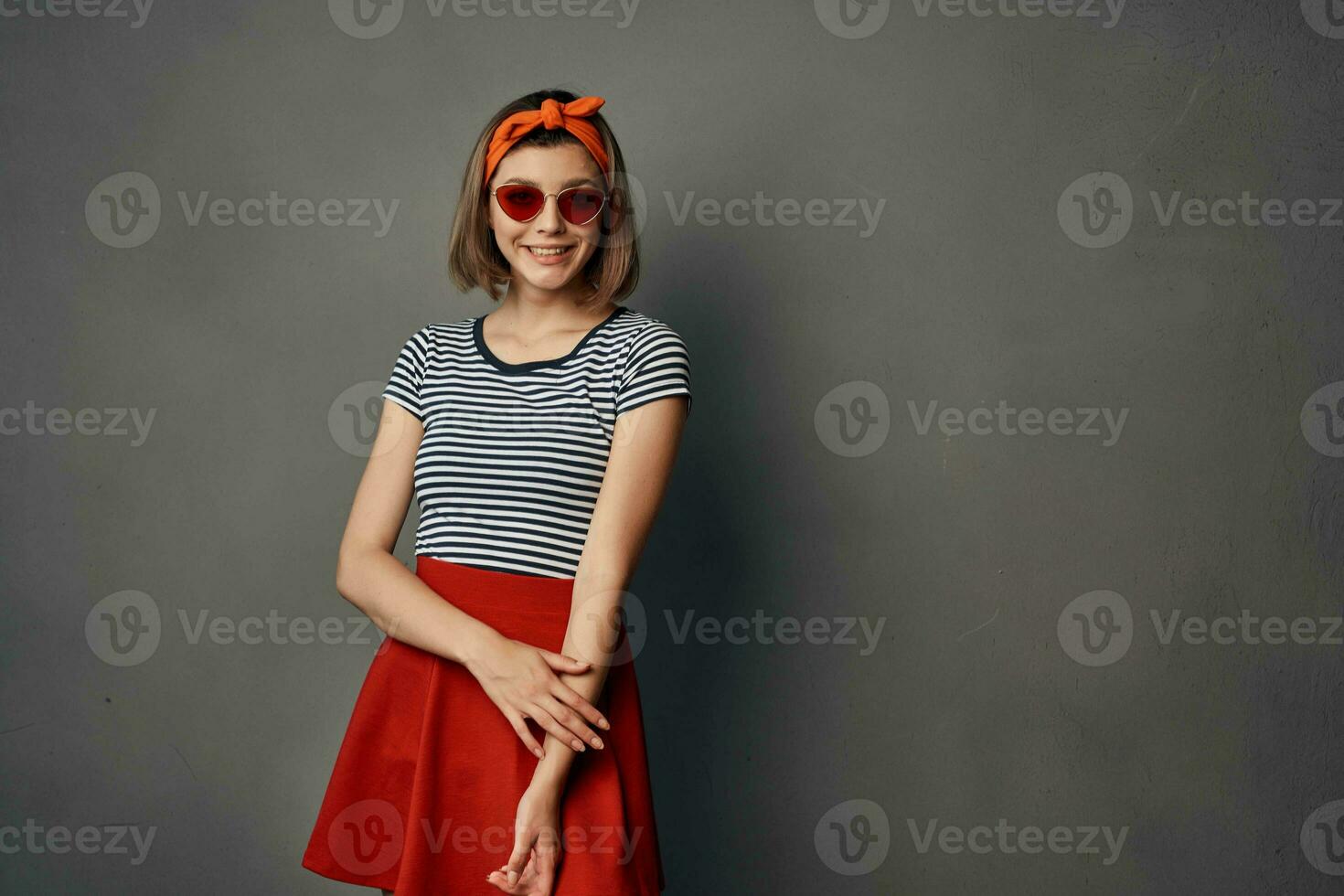 mujer vistiendo Gafas de sol Moda posando naranja venda lujo foto