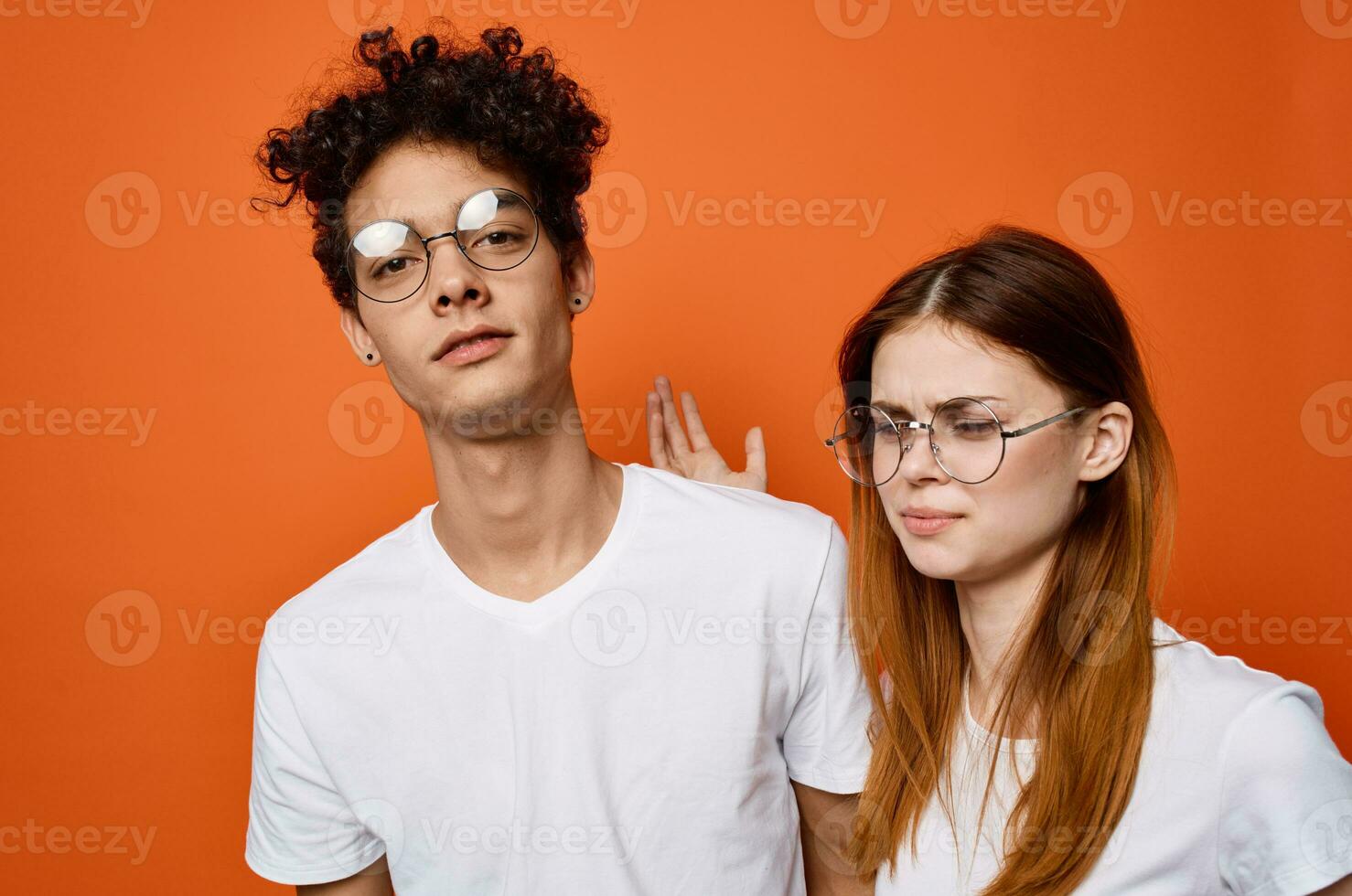 joven Pareja en blanco camisetas emociones divertido moda comunicación foto