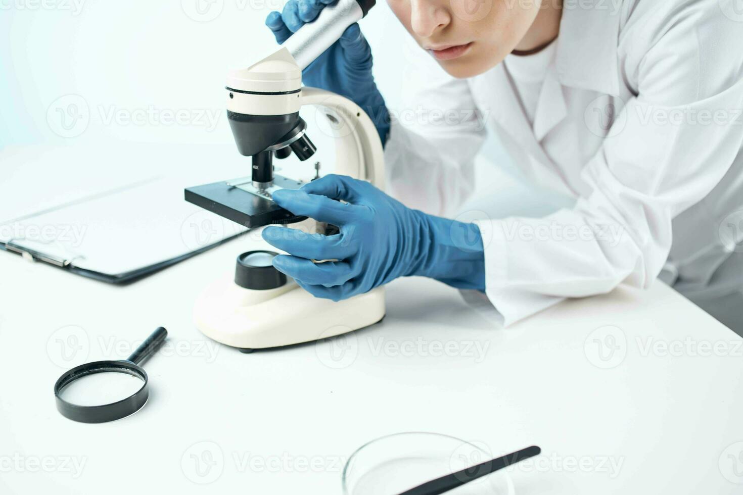 mujer en laboratorio microscopio Ciencias investigación análisis foto