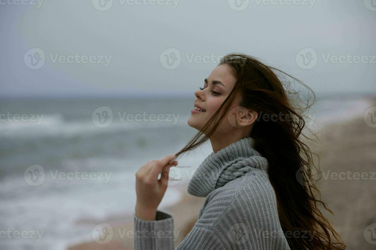 bonito mujer nublado clima por el mar viaje Fresco aire estilo de vida foto