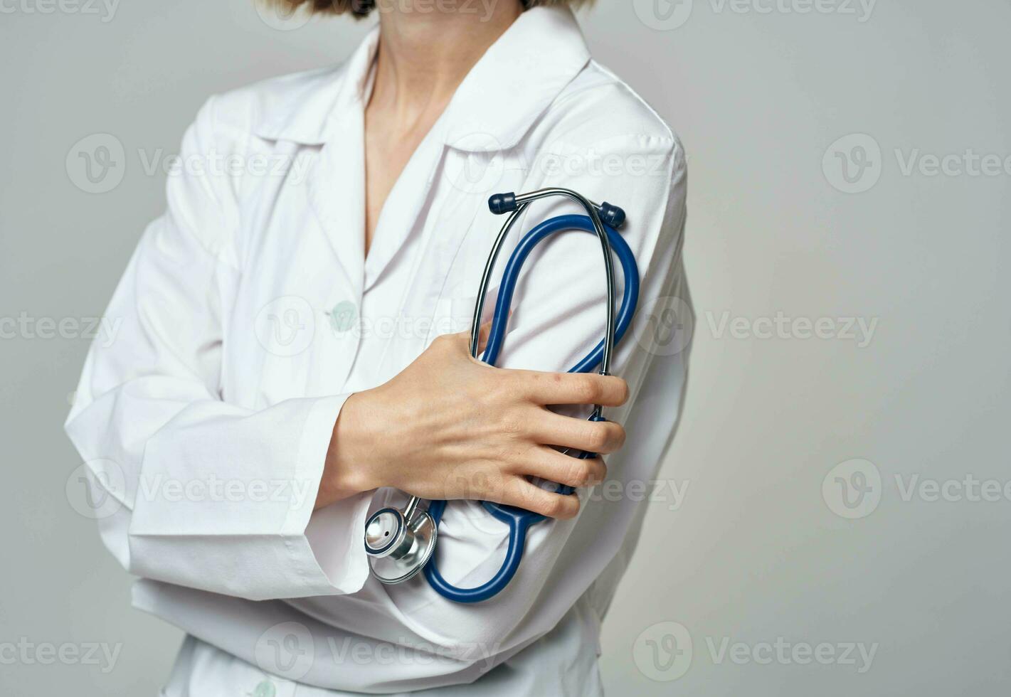 mujer en blanco Saco médico y estetoscopio en mano foto