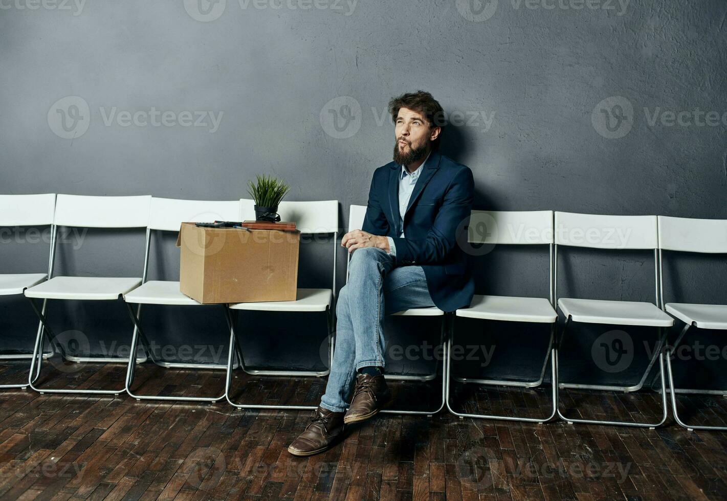 negocio hombre caja con cosas trabajo buscar esperando emociones foto