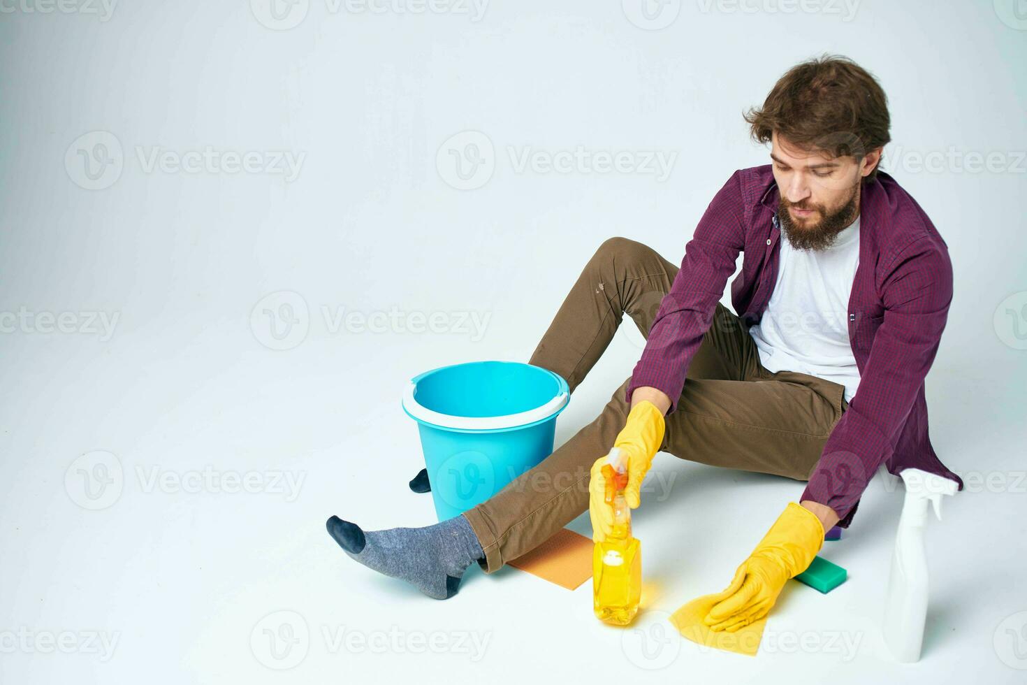 limpiador acostado en el piso con un Cubeta de detergente limpieza Servicio representación profesional foto