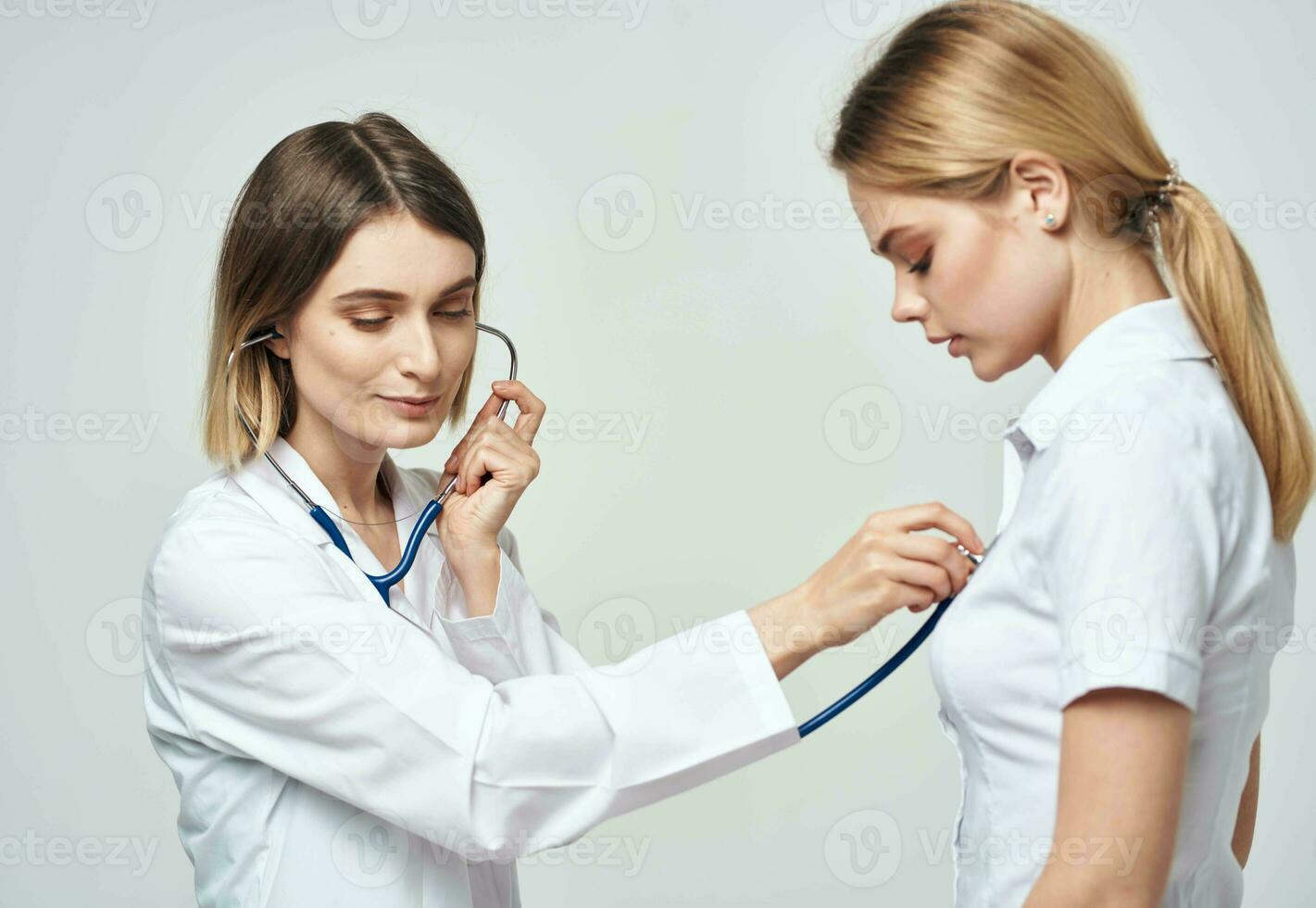 profesional médico con estetoscopio latido del corazón paciente salud trabajo foto