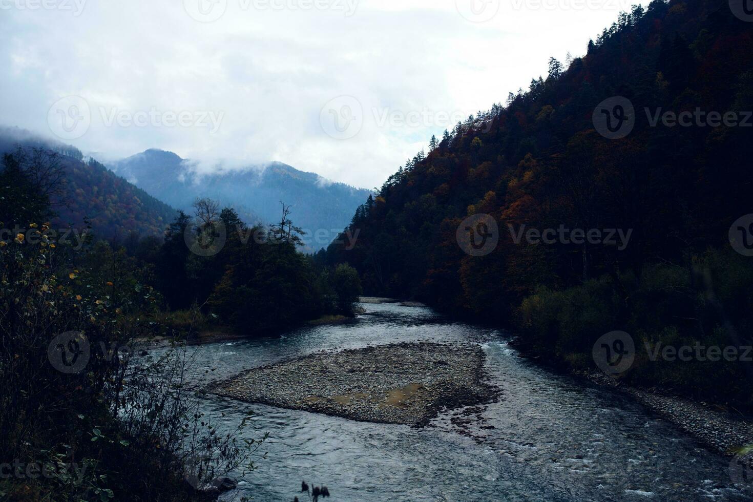 alto bosque montañas otoño río hermosa paisaje foto