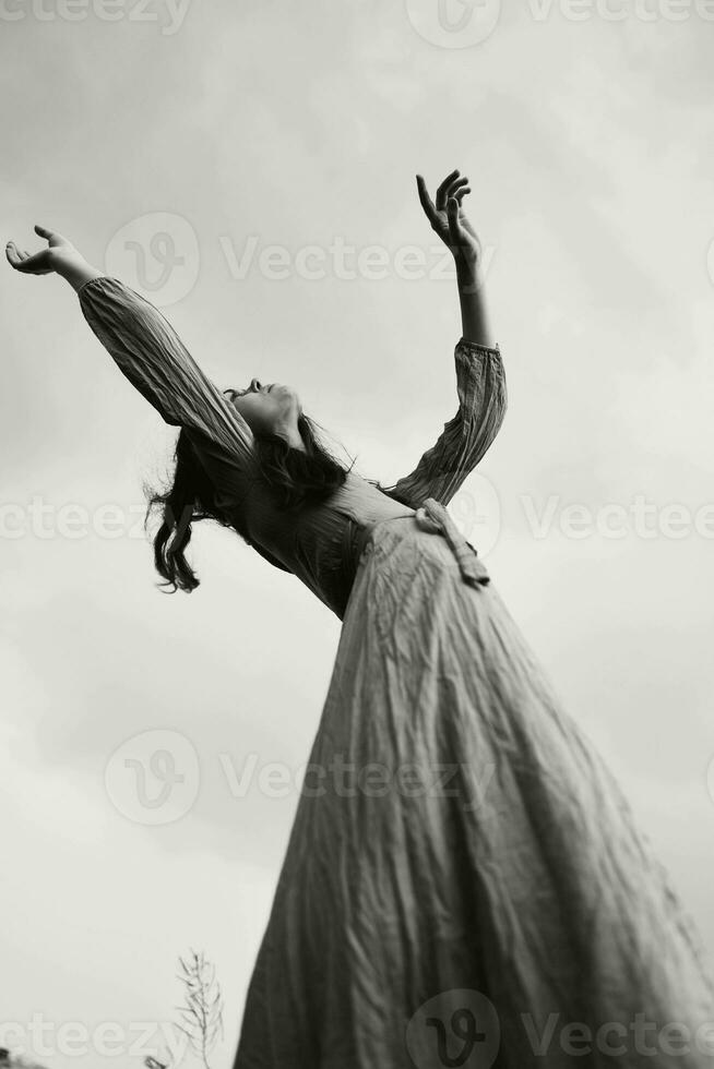 mujer en vestir dramático estilo emociones posando inalterado foto